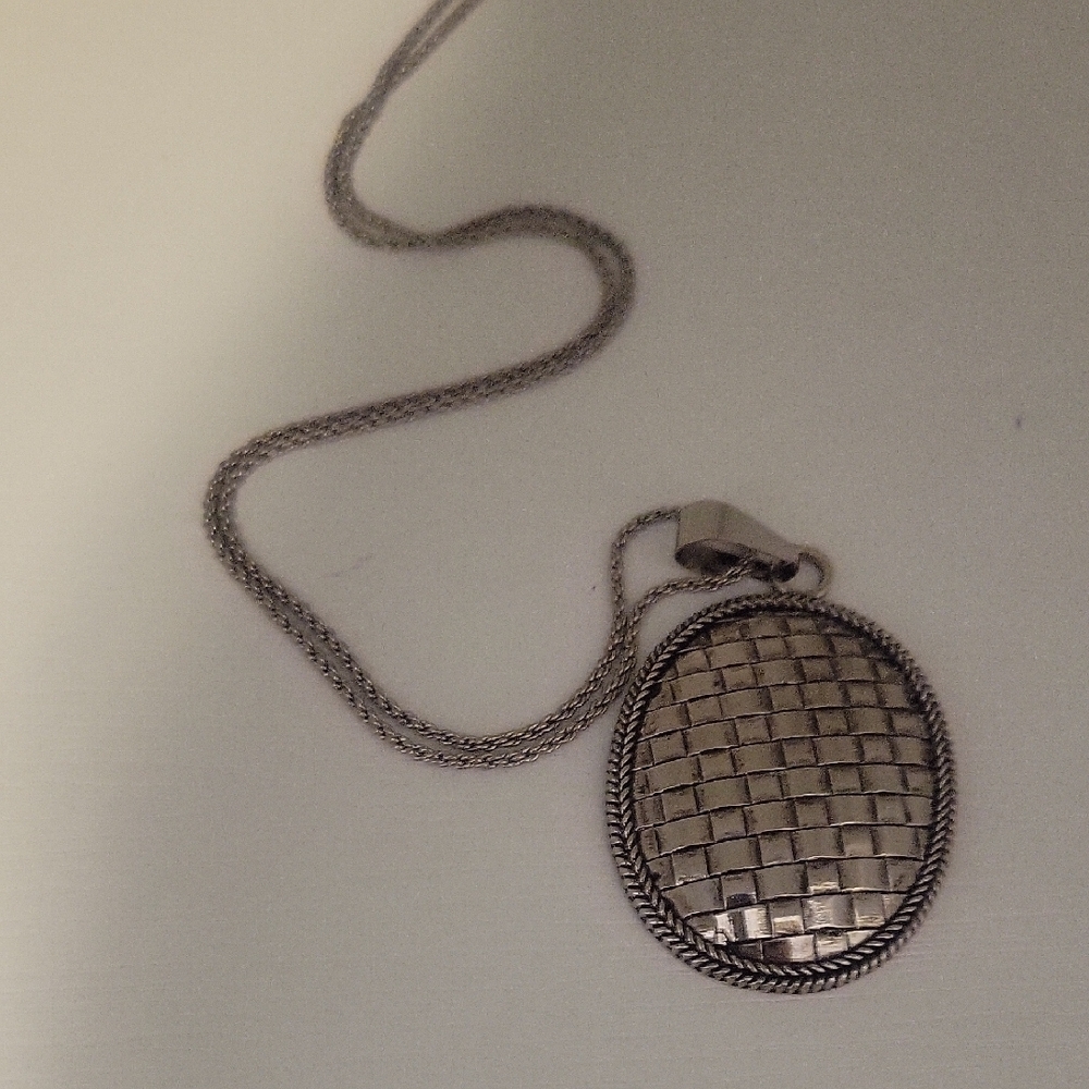 Chic Silver tone Woven Basket weave Pendant Necklace with sizer